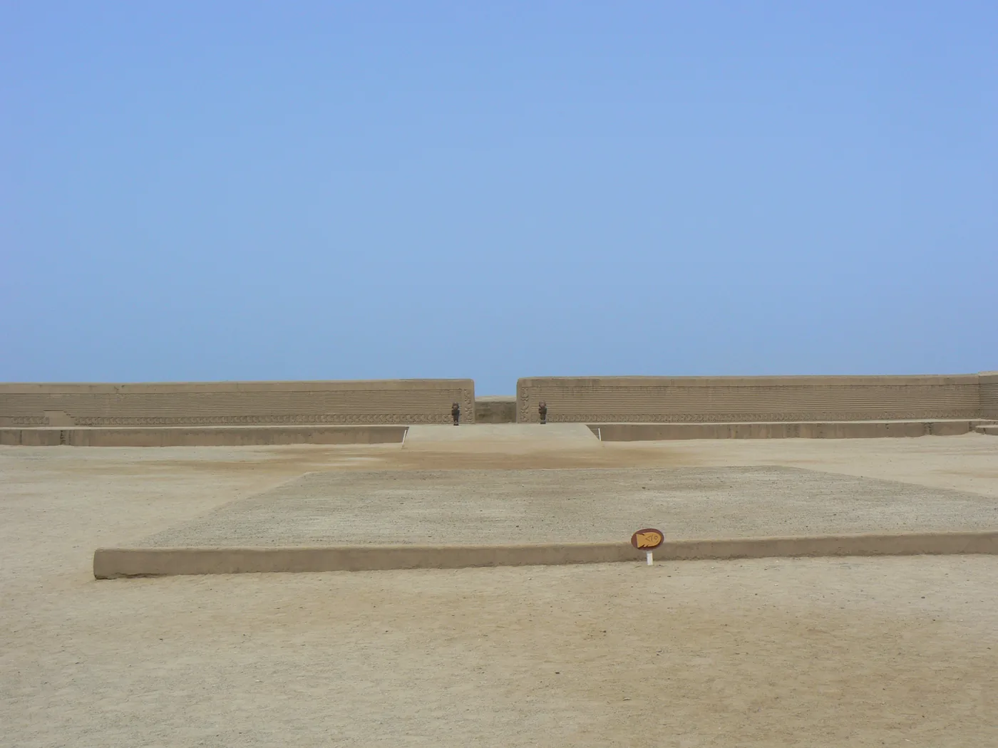 Un patio ceremonial restaurado en Chan Chan, cerca de Trujillo
