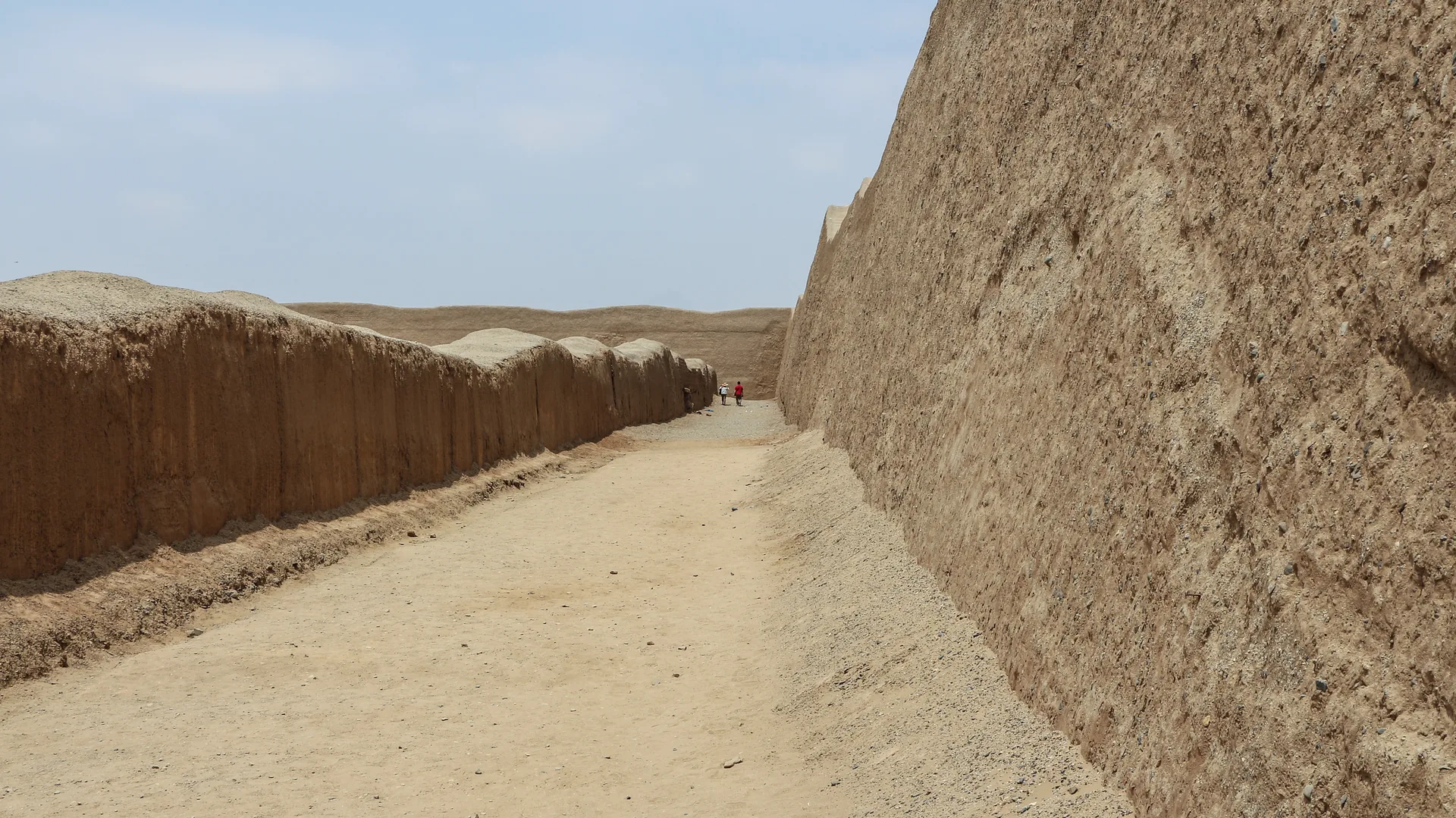 Las murallas de adobe y los frisos de Chan Chan, cerca de Trujillo, Perú
